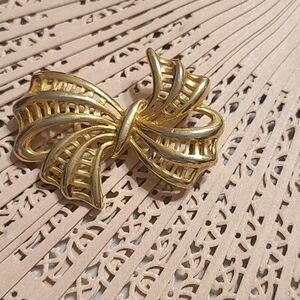 Elegant Gold Bow Brooch